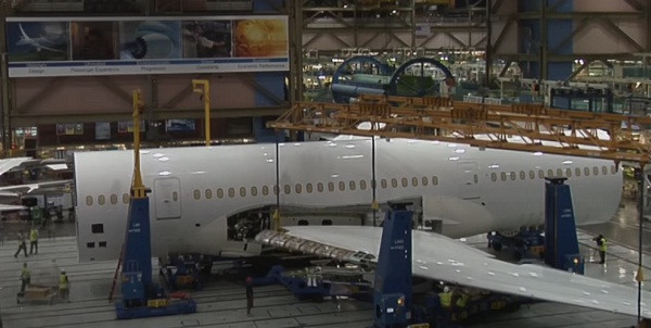 Tại 2 cánh, 2 động cơ turbin 2 viền khí của GE cũng bắt đầu được lắp vào pylon.