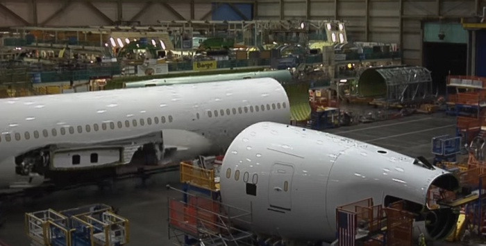 Sau khi hoàn thiện phần kết cấu thì chiếc 787-9 Dreamliner được gắn 3 càng hạ cánh và các kỹ sư bắt đầu lắp ráp nội thất như ngăn chứa hành lý, ghế, phòng vệ sinh, hệ thống đèn chiếu sáng …