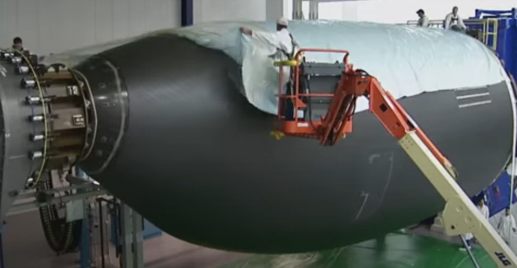 Quá trình sơn một chiếc máy bay cũng tương tự như sơn một chiếc xe, họ đắp giấy bọc và sơn nhiều lớp sau đó gỡ ra.