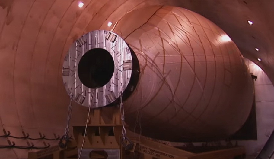 Sau đó, kỹ sư tiến hành thử kiểm tra chức năng lần cuối trước khi xe lai dắt kéo chiếc máy bay sang một phân xưởng khác để sơn.