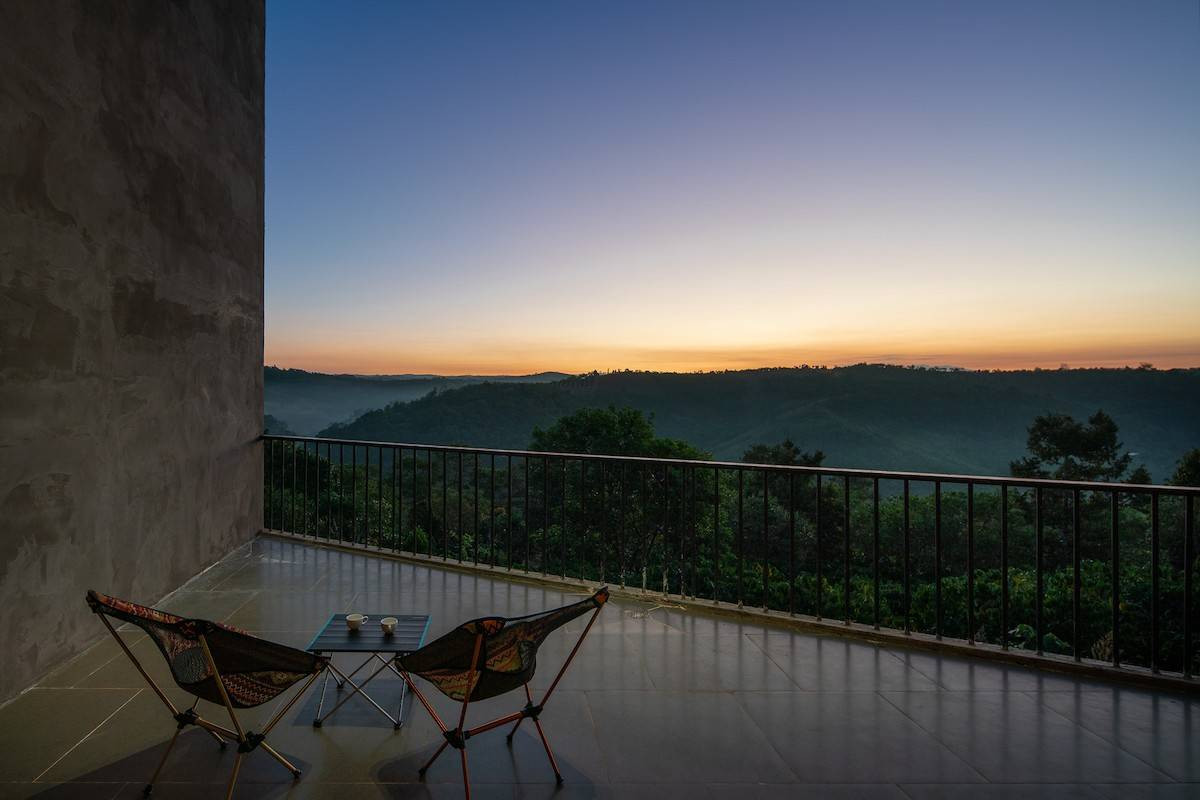 Hiên nhà được mở rộng giúp gia chủ có thêm không gian thư giãn với tầm nhìn hướng thẳng ra thung lũng.