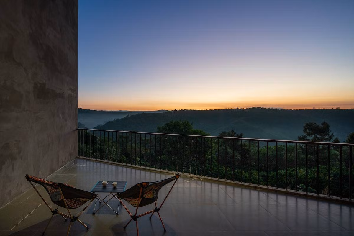 Hiên nhà được mở rộng giúp gia chủ có thêm không gian thư giãn với tầm nhìn hướng thẳng ra thung lũng.