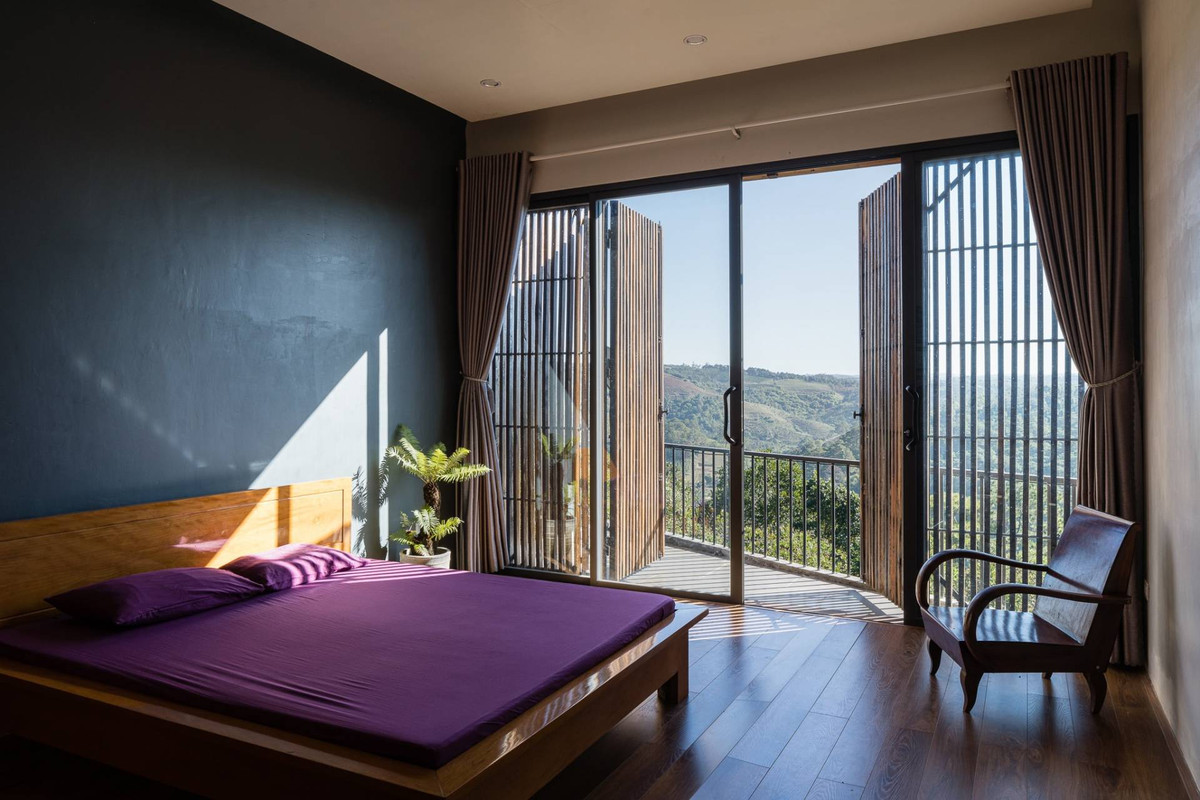 Phòng ngủ thiết kế giản dị, ngập ánh nắng.