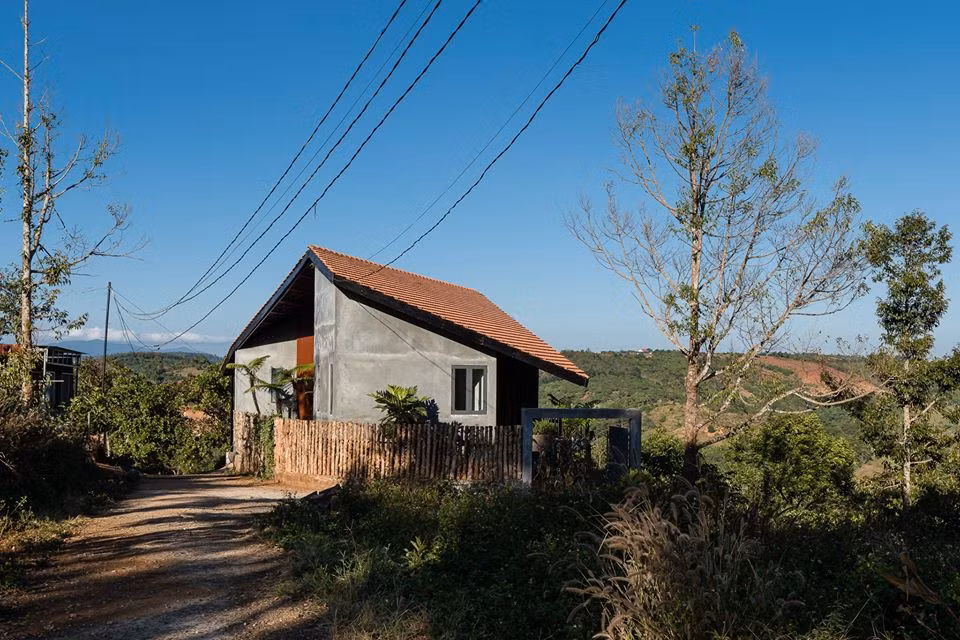 Dựa trên những đặc điểm kiến trúc nhà ở tiêu biểu của người dân tộc Ê Đê, ngôi nhà được thiết kế với kết cấu nhà sàn truyền thống.