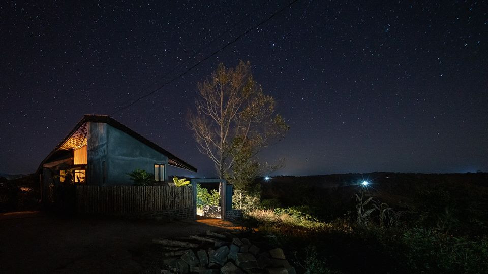 Khung cảnh nhà bình yên giữa bầu trời đêm. Nguồn ảnh: Quang Dam.