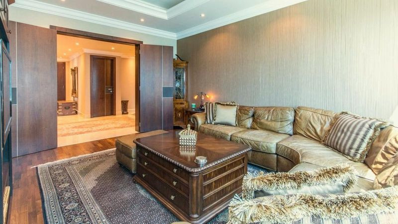 Bên cạnh nội thất hiện đại bậc nhất, căn penthouse còn được tích hợp dịch vụ cung cấp các phương tiện di chuyển dành cho giới siêu giàu như đặt xe Limousine, Ferrari, máy bay trực thăng hoặc máy bay phản lực cá nhân.