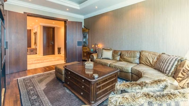 Bên cạnh nội thất hiện đại bậc nhất, căn penthouse còn được tích hợp dịch vụ cung cấp các phương tiện di chuyển dành cho giới siêu giàu như đặt xe Limousine, Ferrari, máy bay trực thăng hoặc máy bay phản lực cá nhân.