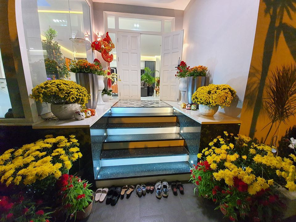 Hai bên lối vào nhà được trang trí bởi nhiều chậu cúc vạn thọ. Ảnh: Vietnamnet.