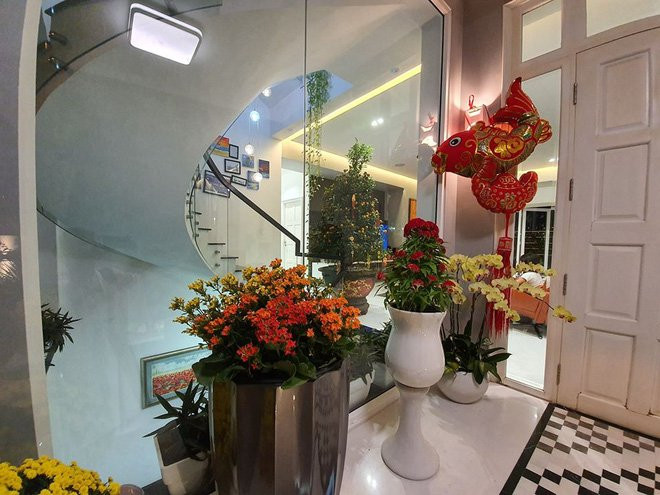 Cầu thang xoắn với lan can bằng kính hiện đại. Ảnh: Tinmoi.