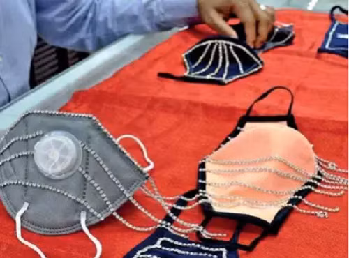 Một số khẩu trang còn có dải kim cương dài treo lủng lẳng bên dưới.