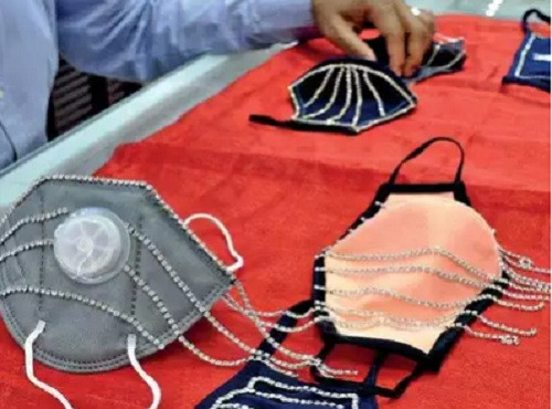 Một số khẩu trang còn có dải kim cương dài treo lủng lẳng bên dưới.