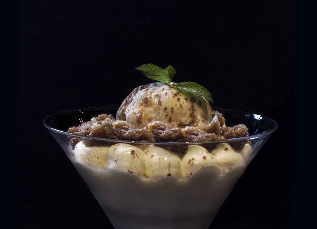 Giá các món ăn tại nhà hàng trong khách sạn Metropole trung bình hơn 400.000 đồng. Các món chính như gan ngỗng, cá hồi, thịt cừu, cá tuyết đều có giá từ 800.000 đồng/món. Chi phí bữa tối dành cho 5 người là khoảng 10 triệu đồng. Ảnh: Sofitel Legend Metropole.