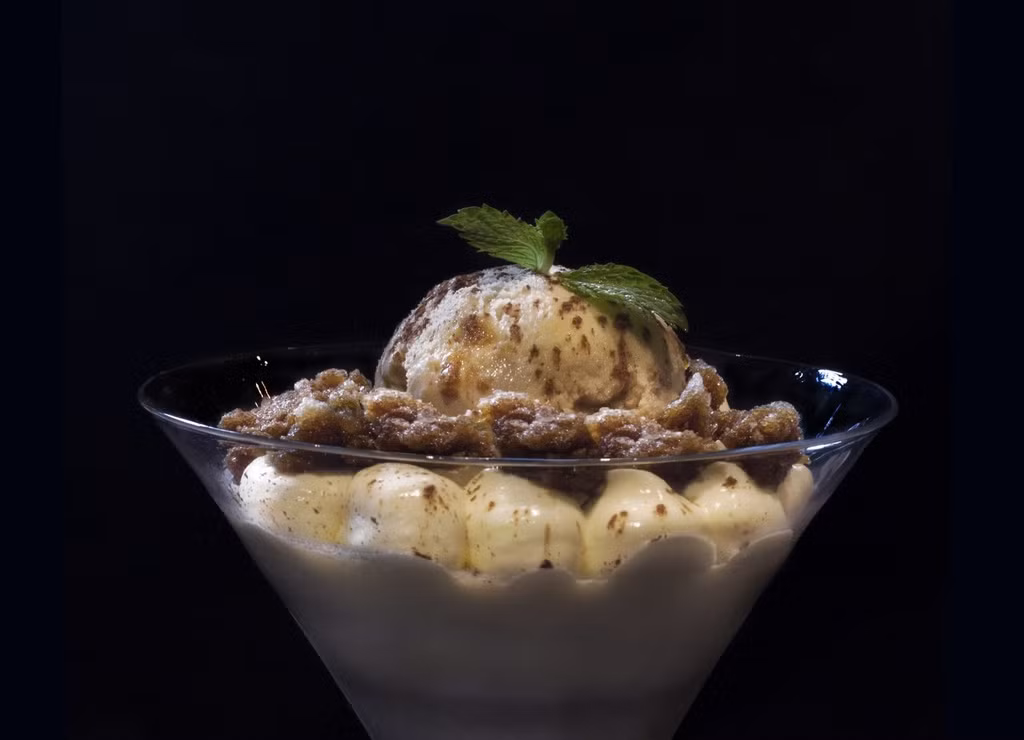 Giá các món ăn tại nhà hàng trong khách sạn Metropole trung bình hơn 400.000 đồng. Các món chính như gan ngỗng, cá hồi, thịt cừu, cá tuyết đều có giá từ 800.000 đồng/món. Chi phí bữa tối dành cho 5 người là khoảng 10 triệu đồng. Ảnh: Sofitel Legend Metropole.