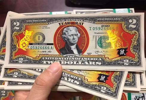 Năm nay là năm con chuột nên tờ tiền 2 USD chuột mạ vàng cũng khá hút khách với giá từ 250.000 - 300.000 đồng/tờ. Đặc biệt những tờ có seri đẹp còn có giá lên tới hàng triệu đồng.