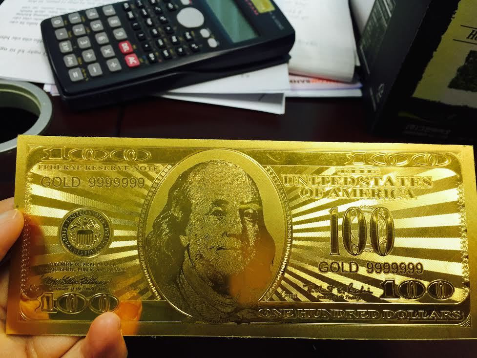 Đặc biệt, tờ 100 USD mạ vàng được quảng cáo là nhập khẩu nguyên bộ từ Mỹ kèm theo chứng nhận xuất xứ có giá dao động 2,5-3 triệu đồng/tờ.