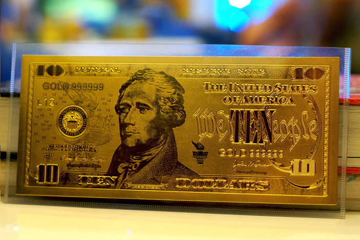 Đồng USD làm quà tặng dịp Tết không chỉ đa dạng về chủng loạn mà còn có nhiều mệnh giá. Có những tờ mệnh giá lên tới 1 triệu USD, thậm chí 1 tỷ USD được dùng để làm quà lưu niệm với chất liệu gần giống tiền thật.