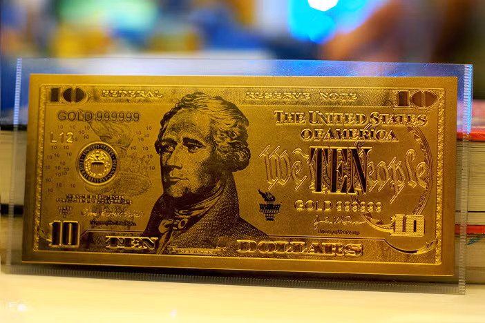 Đồng USD làm quà tặng dịp Tết không chỉ đa dạng về chủng loạn mà còn có nhiều mệnh giá. Có những tờ mệnh giá lên tới 1 triệu USD, thậm chí 1 tỷ USD được dùng để làm quà lưu niệm với chất liệu gần giống tiền thật.