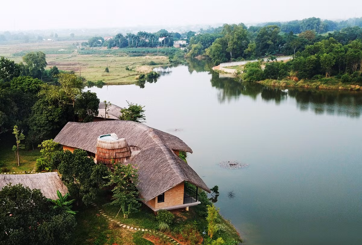 Cấu trúc được phát triển theo chiều ngang để tối hóa tầm nhìn ra hồ.