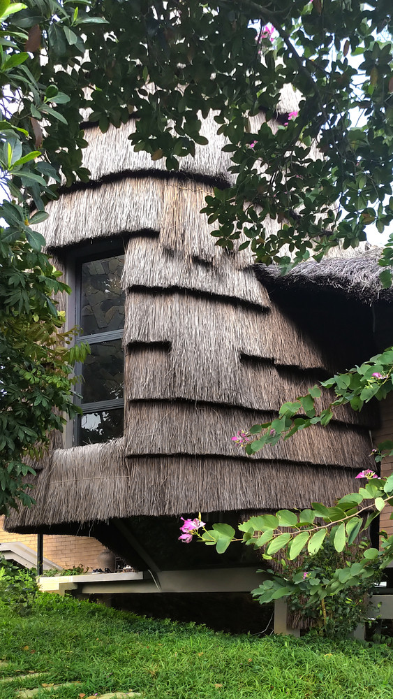 Ngôi nhà mái rạ tạo ra một bầu không khí ấm cúng và thân thiện, tạo cảm giác vừa quen vừa lạ.