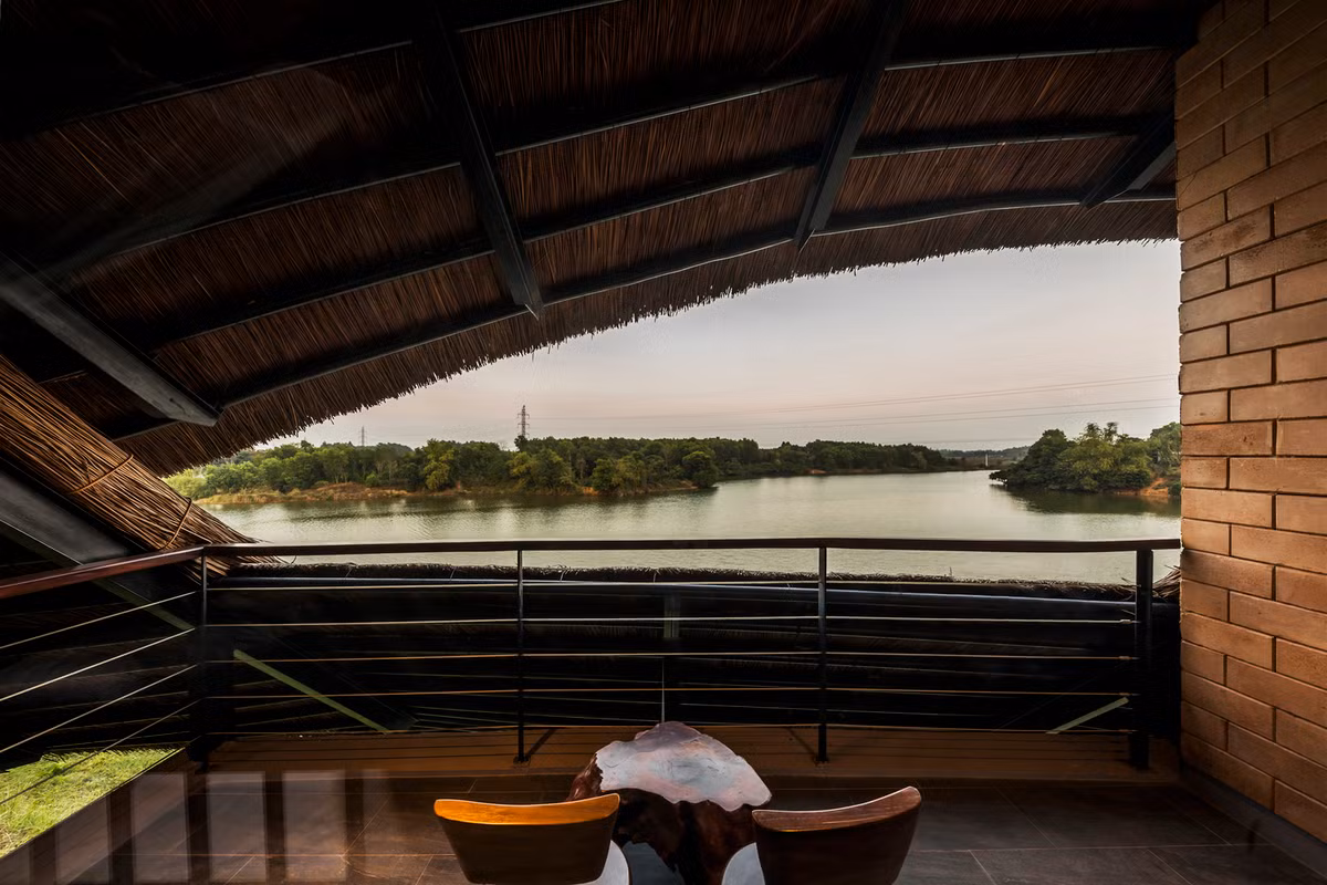 Không gian thư giãn ven hồ.