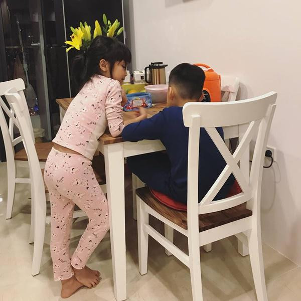 Chiếc bàn uống trà nhỏ được đặt ở góc rất phù hợp với diện tích của căn nhà.