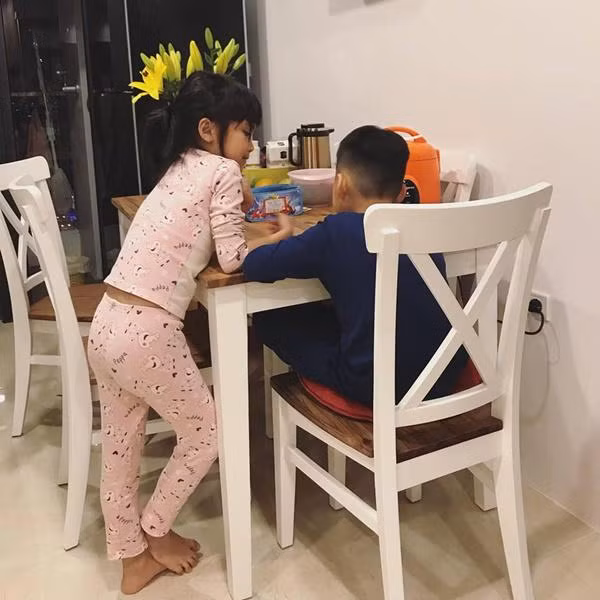 Chiếc bàn uống trà nhỏ được đặt ở góc rất phù hợp với diện tích của căn nhà.