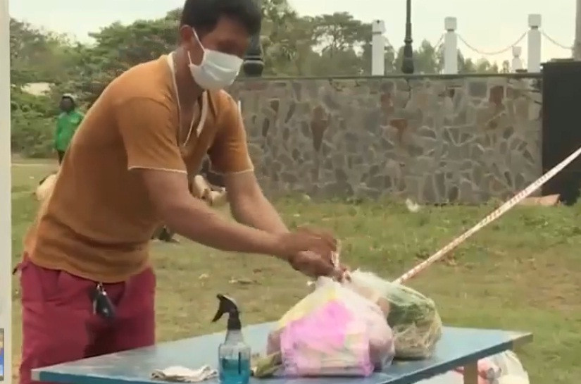 Mỗi ngày, có khoảng vài trăm kg hàng hóa nhu yếu phẩm sinh hoạt các loại được trao đổi tại điểm chợ. Ảnh cắt video VTV.