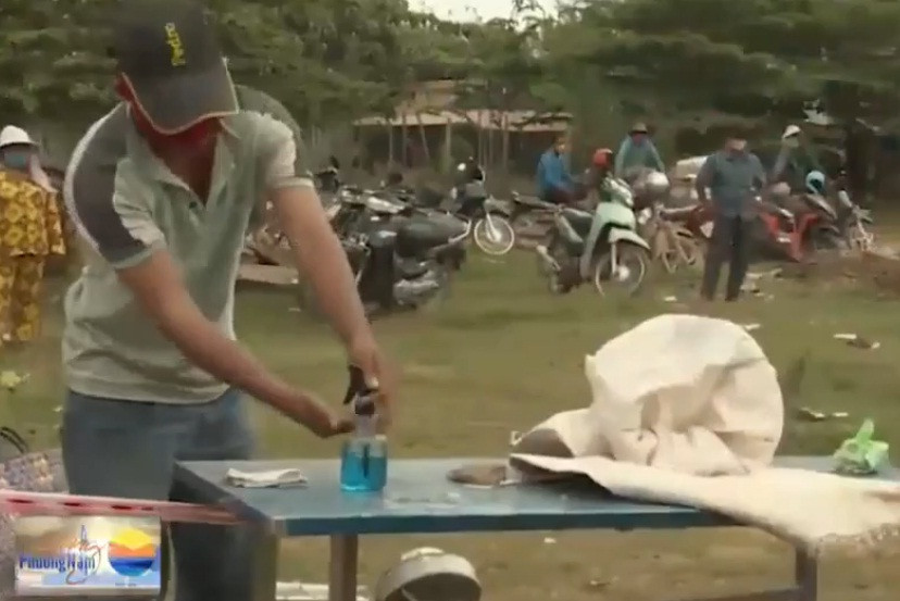 Cả người bán và người mua đều được lực lượng Biên phòng hướng dẫn thực hiện các quy trình an toàn nghiêm ngặt. Ảnh cắt video VTV.