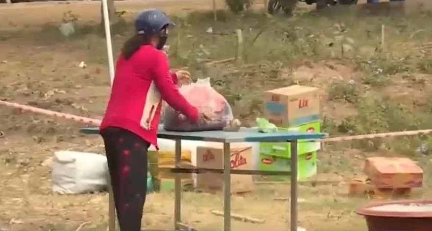 Do nhu cầu về các mặt hàng thiết yếu trong mùa Covid-19, tại khu vực biên giới giữa Việt Nam và Campuchia ở tỉnh Đồng Tháp, đã xuất hiện một điểm chợ đặc biệt. Ảnh cắt video VTV.