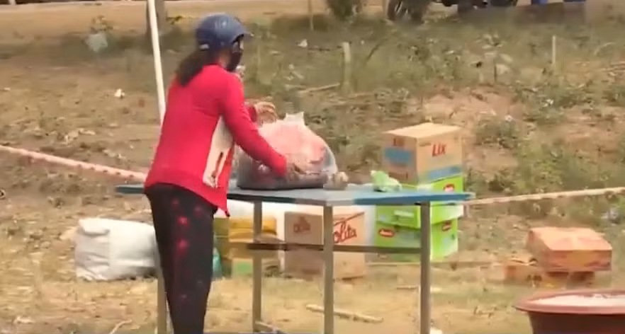 Do nhu cầu về các mặt hàng thiết yếu trong mùa Covid-19, tại khu vực biên giới giữa Việt Nam và Campuchia ở tỉnh Đồng Tháp, đã xuất hiện một điểm chợ đặc biệt. Ảnh cắt video VTV.