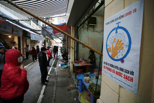 Bên trong khu chợ được kẻ vạch sơn, giữ khoảng cách tối thiếu với người bán là 2 mét. Ảnh: Giadinhxahoi.