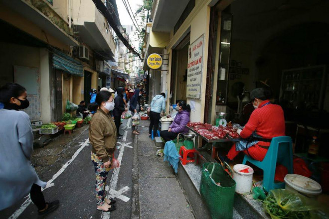 Nơi đây hoạt động như một chợ dân sinh truyền thống giữa lòng phố cổ. Ảnh: Giadinhxahoi.