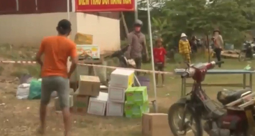 Giá cả thì thỏa thuận qua điện thoại. Sau đó, đến lượt người mua từ bên kia tiến đến để tiền lại trên bàn, nhận hàng hóa rồi về. Ảnh cắt video VTV.