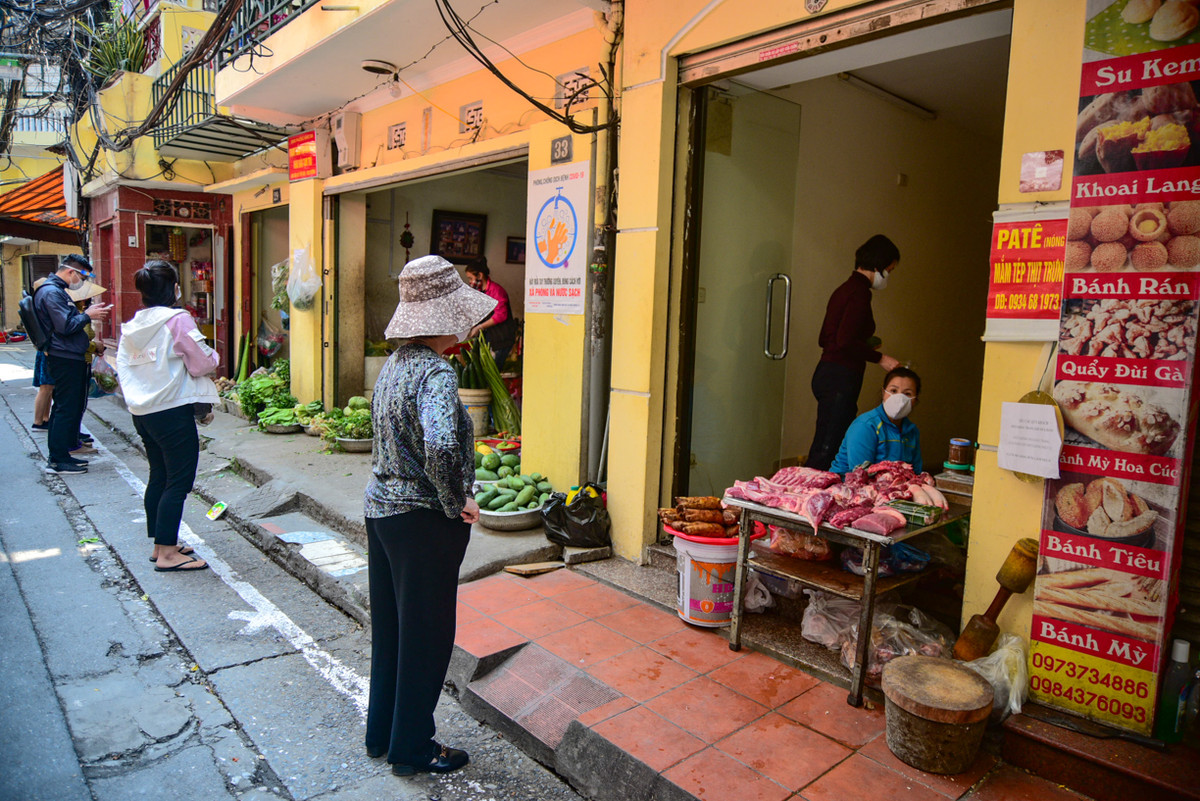 Người mua phải đứng sau vạch này để mua hàng. Ảnh: Baotintuc.