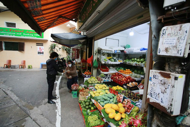 Các chủ hàng cũng được yêu cầu từ chối bán nếu người mua bước qua vạch sơn. Ảnh: Giadinhxahoi.