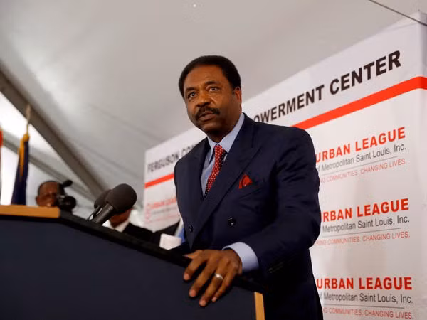 Hơn 16% người giàu trở thành tỷ phú khi làm việc trong lĩnh vực dịch vụ kinh doanh và tiêu dùng. Nhà đồng sáng lập và chủ tịch của World Wide Technology - David Steward hiện là tỷ phú da màu của Mỹ với 3,5 tỷ USD. (Ảnh: AP)