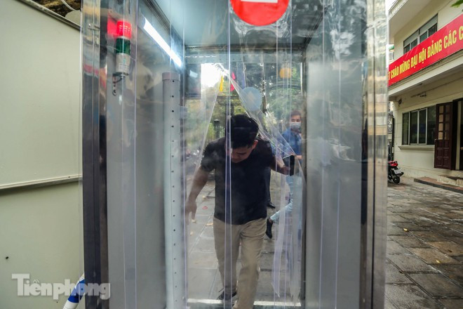 Theo đại diện Viện Sức khỏe nghề nghiệp và Môi trường, những ngày qua rất nhiều người gọi điện đến Viện để hỏi mua sản phẩm. Ảnh: Tiền phong.