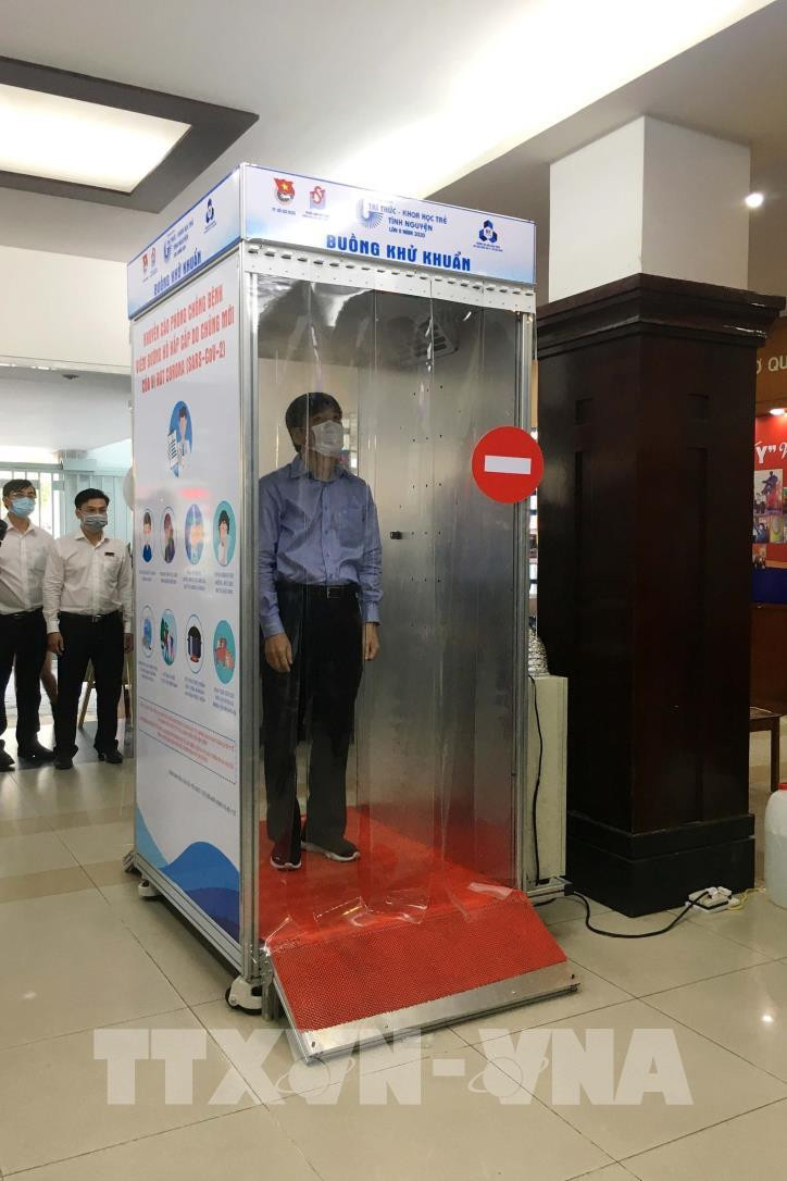 Ngoài ra, các phụ kiện đi kèm buồng khử khuẩn như camera hỗ trợ đo nhiệt độ cơ thể...cũng được báo giá rất cao. Tổng chi phí theo biểu giá này, khi lắp đặt buồng khử khuẩn sẽ hết số tiền lên đến gần 300 triệu đồng. Ảnh: TTXVN.