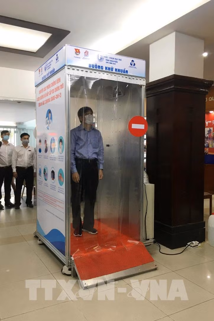 Ngoài ra, các phụ kiện đi kèm buồng khử khuẩn như camera hỗ trợ đo nhiệt độ cơ thể...cũng được báo giá rất cao. Tổng chi phí theo biểu giá này, khi lắp đặt buồng khử khuẩn sẽ hết số tiền lên đến gần 300 triệu đồng. Ảnh: TTXVN.