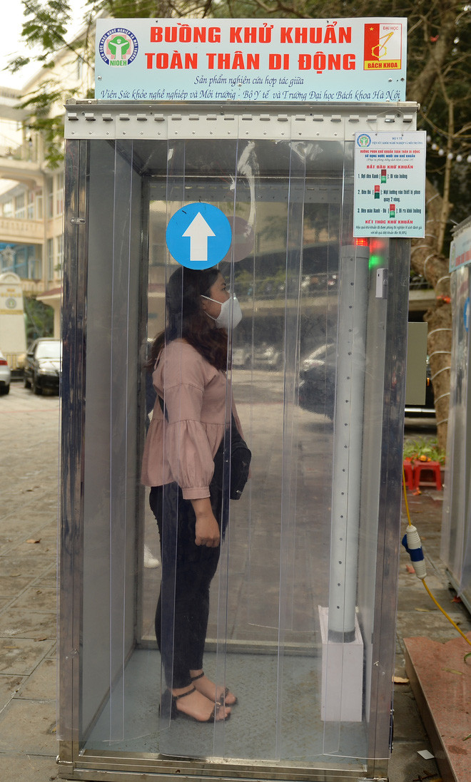 Trong khi đó, theo Lao động, tại Hà Nội, chiếc buồng khử khuẩn do Viện Sức khỏe và Môi trường phối hợp với Đại học Bách khoa Hà Nội nghiên cứu chế tạo, do một đơn vị thứ 3 báo giá lên đến 59 triệu đồng. Ảnh: Baodansinh.