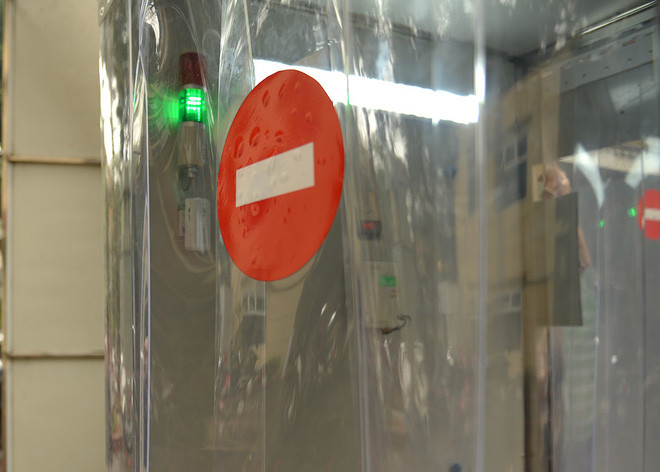 Đèn xanh, mọi người đi vào buồng khử khuẩn và chỉ mất khoảng 30 giây là khử khuẩn xong cho 1 người. Ảnh: Baodansinh.