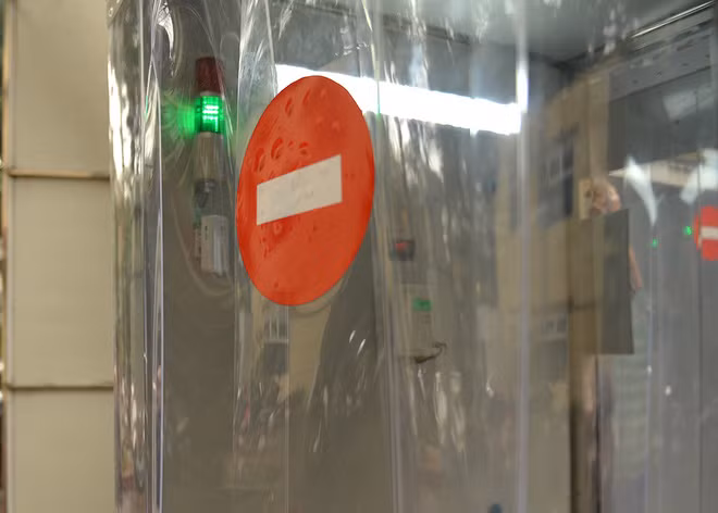 Đèn xanh, mọi người đi vào buồng khử khuẩn và chỉ mất khoảng 30 giây là khử khuẩn xong cho 1 người. Ảnh: Baodansinh.