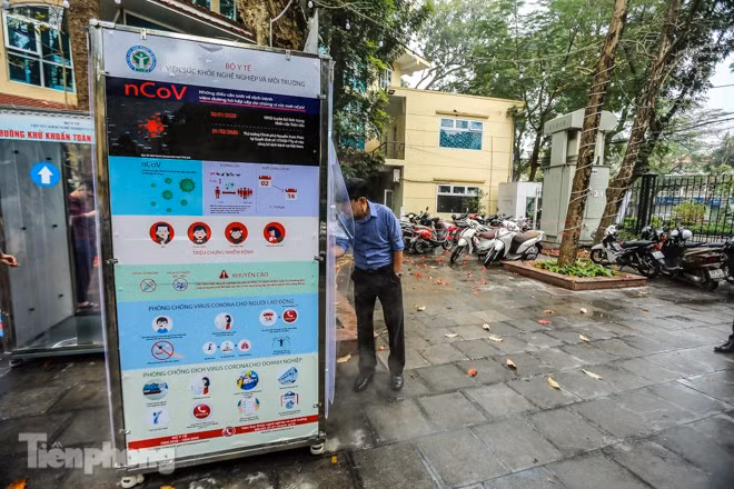 Sản phẩm có thiết kế cảm biến phát hiện người và tự động phun, có đèn tín hiệu, hệ thống phun siêu âm 360 không gây ướt và giúp khử khuẩn toàn bộ cơ thể. Ảnh: Tiền phong.