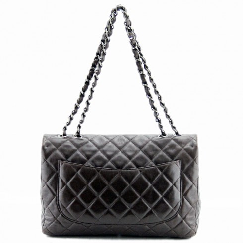 Túi Chanel có mặt ngoài chần bông và may thành hình quả trám đặc trưng. Nếu chiếc túi được làm từ da thật thì các đường chỉ may chìm và bề mặt có độ phồng nhất định, còn túi giả thường có đường chỉ nổi, các quả trám căng phồng rất rõ vì da giả không có độ đàn hồi như da thật.