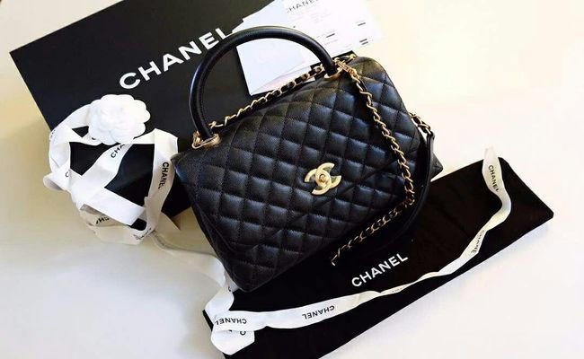 Đặc biệt, logo CC của túi Chanel là 2 chữ C lồng vào nhau, với chữ C bên phải có nửa trên nằm bên trên chữ C bên trái, còn nửa dưới thì ngược lại.