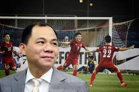  Tỷ phú Phạm Nhật Vượng không đầu tư vào một CLB cụ thể, mà lại quyết định dồn lực đầu tư phát triển bóng đá trẻ ở Việt Nam thông qua việc xây dựng trung tâm đào tạo bóng đá trẻ PVF vào cuối năm 2017. Video: Đại gia Việt lùng sục cá ‘khủng long 6 sừng. Nguồn: VTC14