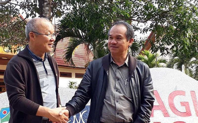 Chính ông bầu đội bóng phố núi cũng là người đã phát hiện và đích thân mới HLV người Hàn Quốc Park Hang Seo về Việt Nam.