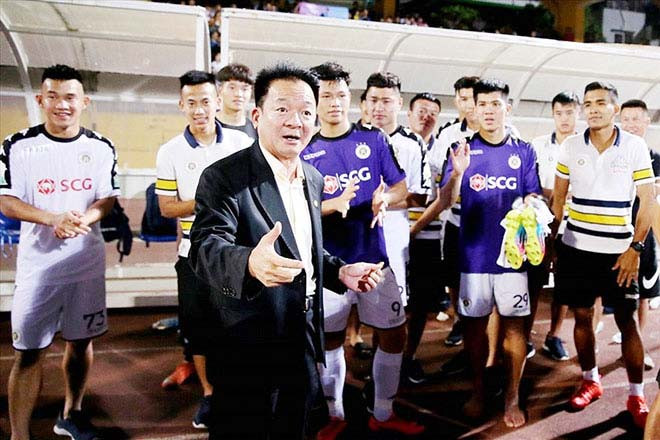 Vào giai đoạn bóng đá Việt mới lên chuyên nghiệp, các CLB rất khó khăn trong việc tìm kiếm nhà tài trợ để có kinh phí hoạt động. Một mình bầu Hiển chi hàng trăm tỷ đồng mỗi năm tài trợ cho nhiều đội bóng chơi tại V-League khi đó như Quảng Nam, SHB Đà Nẵng, Sài Gòn FC, Hà Nội…