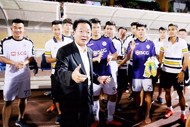 Vào giai đoạn bóng đá Việt mới lên chuyên nghiệp, các CLB rất khó khăn trong việc tìm kiếm nhà tài trợ để có kinh phí hoạt động. Một mình bầu Hiển chi hàng trăm tỷ đồng mỗi năm tài trợ cho nhiều đội bóng chơi tại V-League khi đó như Quảng Nam, SHB Đà Nẵng, Sài Gòn FC, Hà Nội…