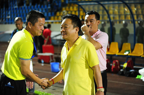 Bầu Hiển chính là tác giả kịch bản của thương vụ cũng đình đám không kém: mời CLB Man.City đến Hà Nội năm 2015 với kinh phí lên đến 35 tỉ đồng.